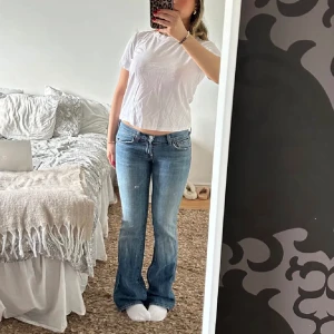 Jättesnygga jeans - Säljer dessa jättefina jeans❤️midjemåttet är 37 cm och innerbenslängden är 80 cm!