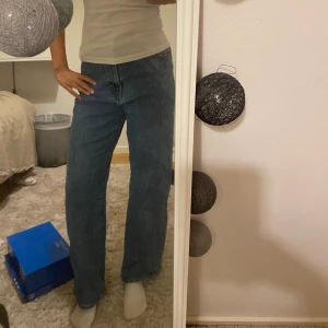 Jeans  - Säljer dessa fina jeansen! Hittar inte stilen har andvänds men skicket är som nytt!!💗 Hör av er via intresse eller frågor!!!!