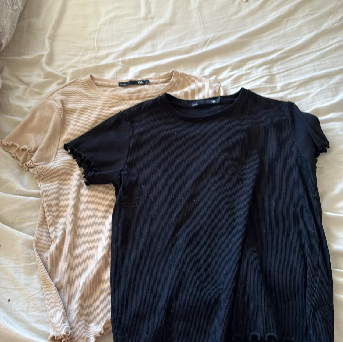 Två likadana t-shirts 