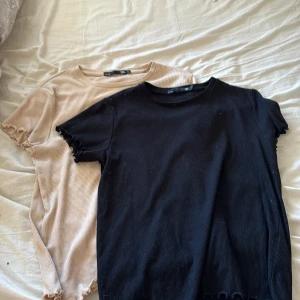 Två likadana t-shirts  - Storlek: L Fint skick  Pris för båda