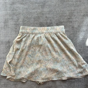 Tjolshorts - Denna kjol är verkligen super snygg och har även inbyggda shorts. Färgerna är super super fina. Använd någon gång för 2 år sen då jag köpte den men också blivit förlorat. Storleken är S🤍