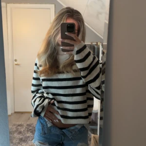 Randig Stickad tröja - stickad tröja ifrån bershka💗 skriv privat ifall ni har frågor.