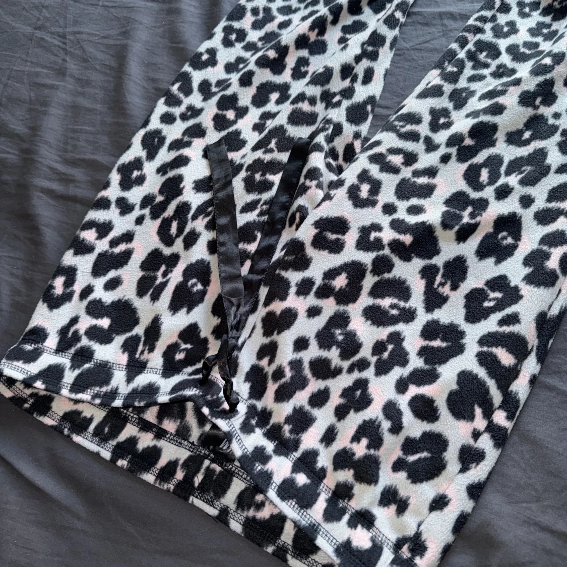 Rosa grå leopard mjukis byxor
