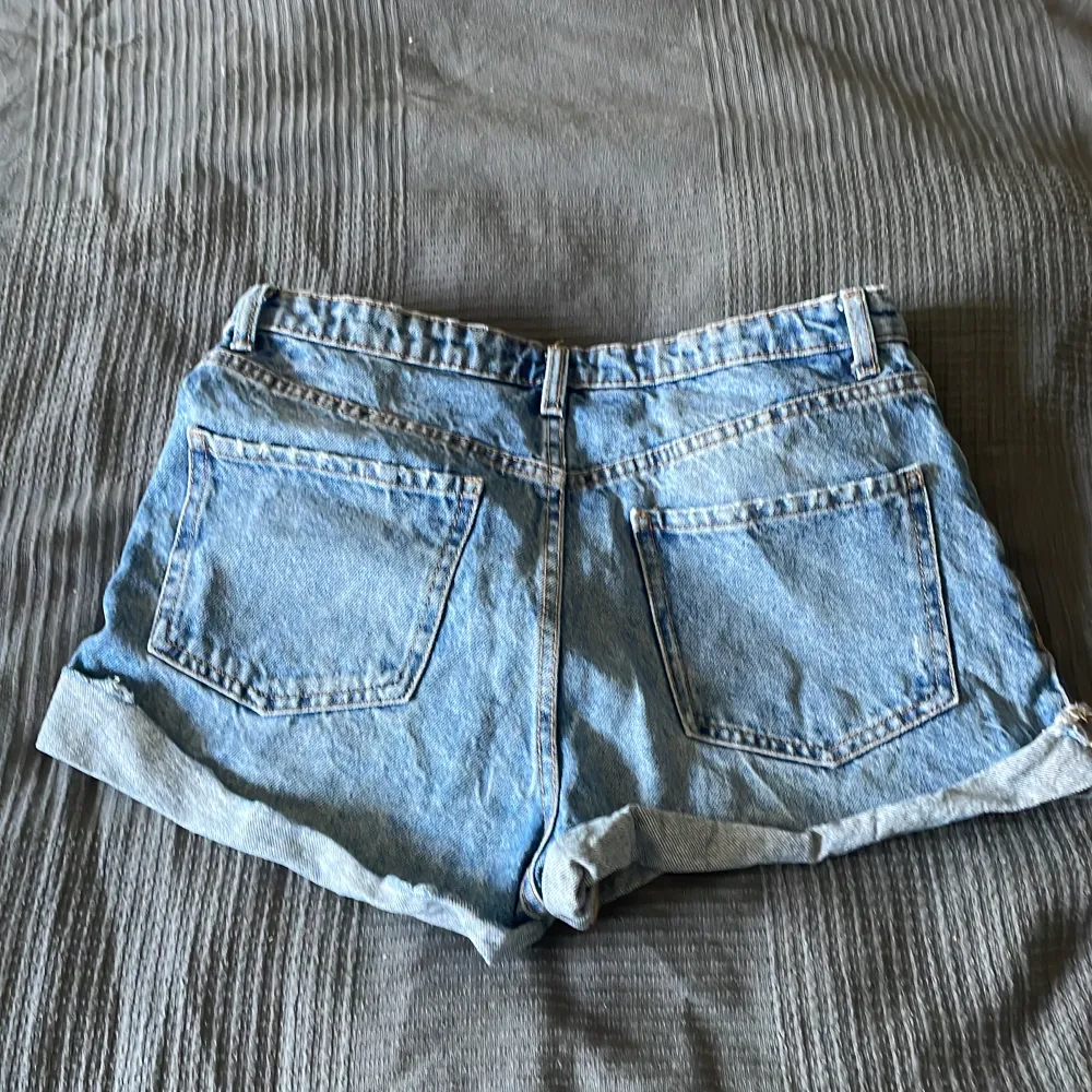 Jeans shorts från zara som ej kommer till användning. Sköna och snygga till sommaren!🤩. Shorts.