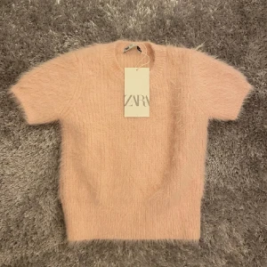 Stickad tröja Zara - Så fin stickad, kortärmad, fluffig, rosa tröja som är helt ny med lappen kvar! Tryck gärna på köp nu men skriv gärna innan! ❤️ (lånade bilder)
