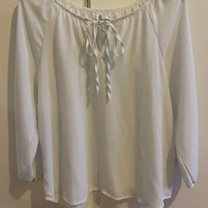 Vit blus  - En vit blus köpt från Cubus. Som ny, använd ett få tal gånger. 
