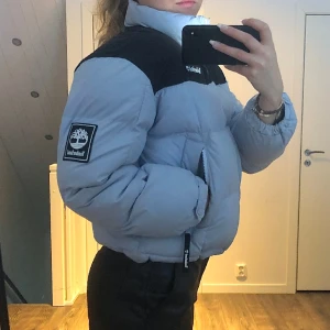 Timberland - En northface liknande jacka i märker Timberland. Färgen är ljusblå och den är i fintskick. Lite smuts på vänsta fickan men får och tvättas bort. 