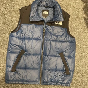 The north face vest  - Skick 10/10 säljer för att den är för stor för mig, storlek är L och skulle passa en L/XL. Som med alla mina anonser kan pris diskuteras vid snabb affär! 