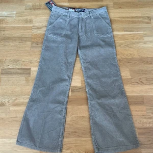 Lågmidjade manchester byxor  - Säljer dessa lågmidjade manchester byxor som tyvärr är för små för mig 🤧Helt nya med prislappen kvar 💕Midjemått: 80cm Innerben: 75cm. skulle säga att dom är som en M