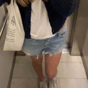 Lågmidjade jeansshorts  - Super fina. Fint skick! Säljer då dom är lite stora i midjan på mig som vanligtvis har 36/38 i byxor men passar mig fortfarande!