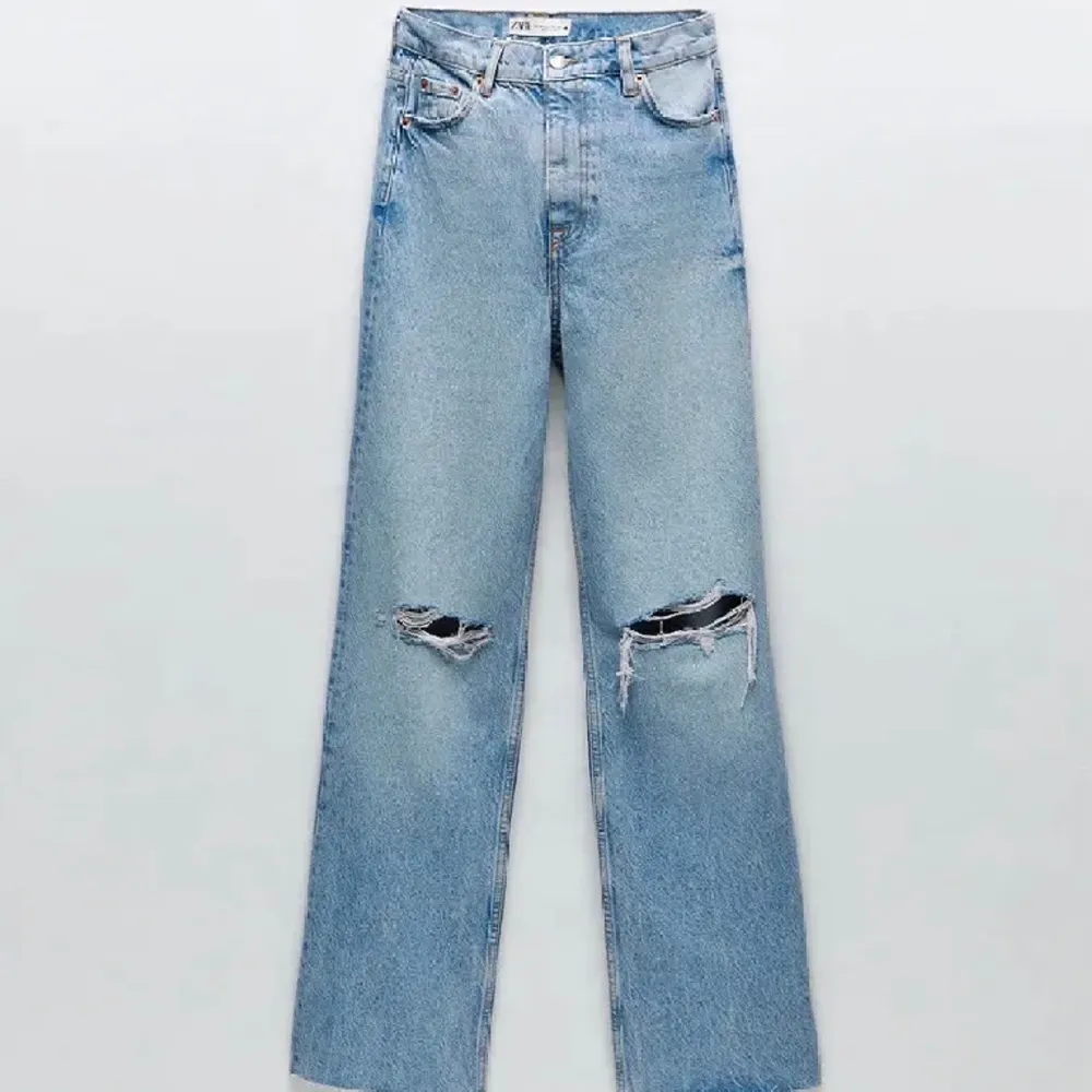 Säljer liknande jeans från zara med hål på knäna.  Aldrig använda pga för små  . Jeans & Byxor.