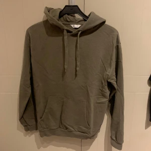 Militärgrön hoodie - Militärgrön hoodie från Cubus, storlek xs, använd några gånger men är i bra skick. 