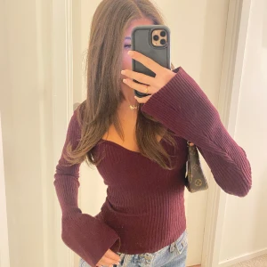 Vinröd/ burgundi tröja  - Jätte fin och elegant tröja ❤️