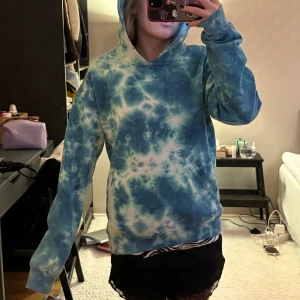 Tie dye hoodie - Jätte cool tie dye hoodie i najs färg