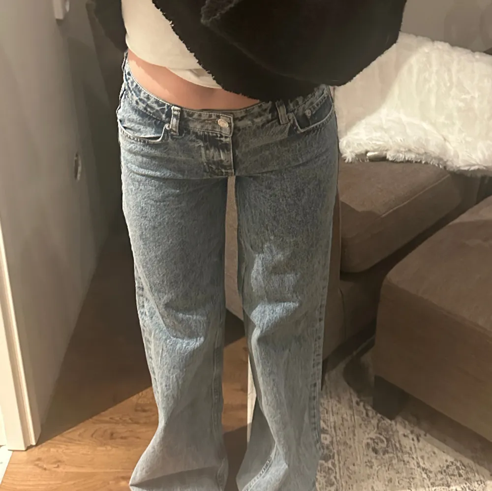 Ett par low waist jeans från Nelly som knappt är använda och är i riktigt bra Skick fortfarande, storlek: 34/36 passar bra för dem som brukar bära storlek S, dock är dem lite långa för mig och jag är 160 lång, skriv om du undra något 💕. Jeans & Byxor.