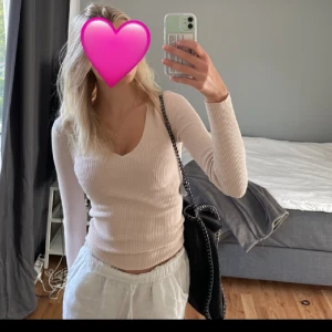 Tröja - Säljer denna fina långärmade tröjan då den inte kommer till någon använding av mig längre💕 den är i fint skick utan skador💕 skriv för fler bilder. Köparen står för frakten