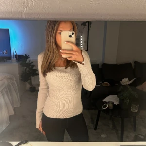 Stickad tröja - En fin stickad ribbad tröja från HM säljer för att ja inte använder den längre men den är i ett fint skick och är väldigt fin på