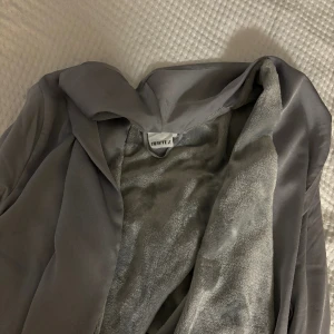 Morgonrock med fodrad insida - Fantastiskt go morgonrock från Hemtex. Silke på utsidan och fodrad insida. Kommer tyvärr inte till användning för min del och känns dumt att en så go rock bara hänger och tar bara plats :(   Ord pris 799kr 