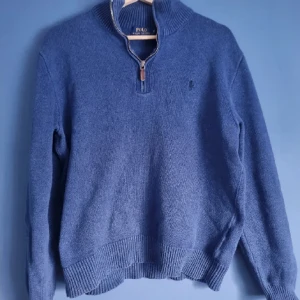 Ralph Lauren half zip - Snygg Ralf Lauren half zip i mycket bra skick. Jag säljer den eftersom det inte passar mig. 1500kr nypris