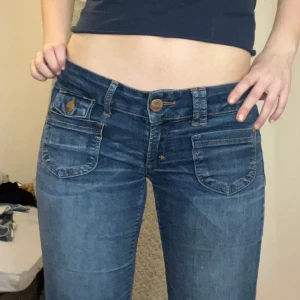 Lågmidjade jeans only - Ganska tunna i materialet vilket gör dem så sköna! Mina mått finns i profilen😗 Jeansen är uppspättade vid benen🥰köp direkt för 350kr❤️ Jag säljer fler jeans!!