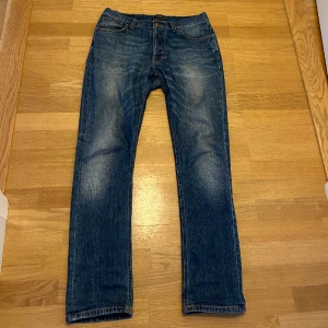 Nudie jeans - Säljer dessa snygga nudie jeansen. De är i bra skick men säljer nu de på på grund av att de är för stora för mig. Hör gärna av er om ni har funderingar :)