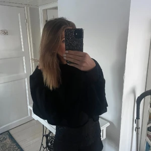 Svart tröja - Svart kort tröja Fin att ha över ett spetslinne 