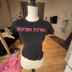 Graphic tee - Babytee med tryck. Insydd av mig så snygg passform. Ser smutsig ut men bara dam! 