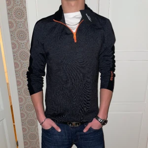 J.Lindeberg half-zip tröja - En väldigt fin half-zip tröja från ”J.Lindeberg” i nyskick. Lappen sitter fortfarande kvar. Skriv om ni har några funderingar (Pris kan diskuteras).