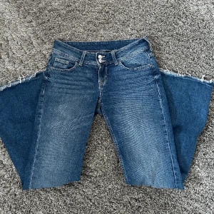 Hm flare jeans - Säljer nu dessa jätte trendiga och eftertraktade jeansen i storlek 36. De är lite uppklippta och skulle säga att de passar någon mellan 165-170😻😇😇🌍de är helt slutsålda överallt Midjemått rakt över : 39 cm Innerbenslängd : 79-80 cm  Lårvidd : ca 25cm 