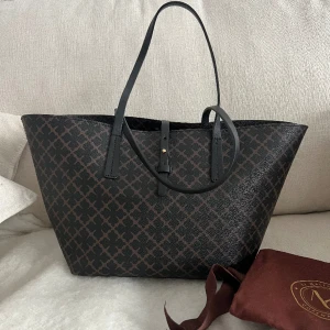 By malene Birger väska  - By malene Birger väska modellen greetah. I mycket fint skick utan slitage eller andra anmärkningar. Som ny både invändigt och utvändigt. Höjd 20 cm, bredd 40 cm