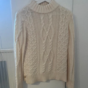 Stickad tröja - Stickad tröja i fint skick, använd få gånger.  Vit/gräddvit 
