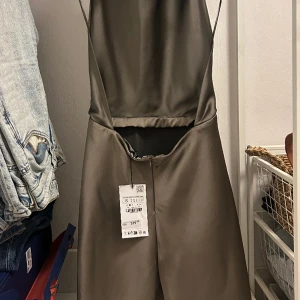 Klänning  - Klänning som är helt oanvänd, prislappen finns kvar.