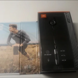 JBL Hörlurar - Helt nya i låda📦  Hörlurar utväcklade för träning med lång batteritid och massor av storlekar till alla öron