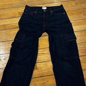 WEEKDAY jeans - Supersnygga, lågmidjade, cargo mörkblåjeans 🥳som inte kommer till användning längre😊nästan aldrig använde, ett år gamla och mycket smikrande💓