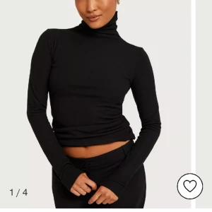 Svart turtleneck topp - Helt ny turtleneck topp från Nelly med prislapp kvar, endast testad! Storlek XS men skulle säga att den passar XS/S. 140kr eller kom med bud!