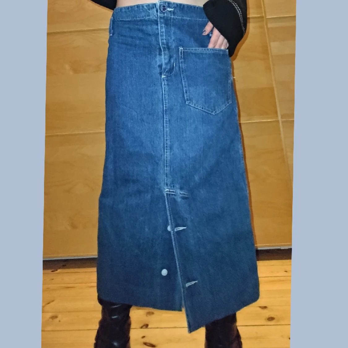 Lågmidjad maxi jeanskjol med omaka fickor!
