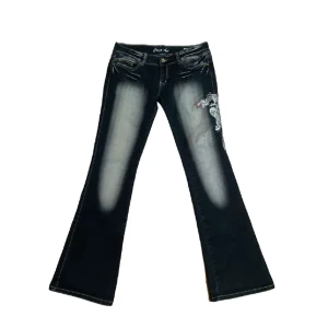 Crazy Age jeans - skiitsnygga crazy age jeans med sjuuk fade😍 jättejättefint skick har inte sett någon defekt🤫🧏‍♂️ perfekt bootcut flare lågmidjad passform som syns på sista bilden oxå såklart🫡🫡 pris kan diskuteras å kan såklart skicka mått om de önskas🥸🥸