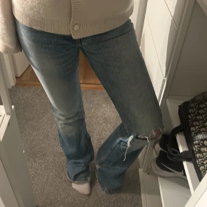 Bootcut jeans  - Säljer dessa snygga jeans med ett hål i ❤️