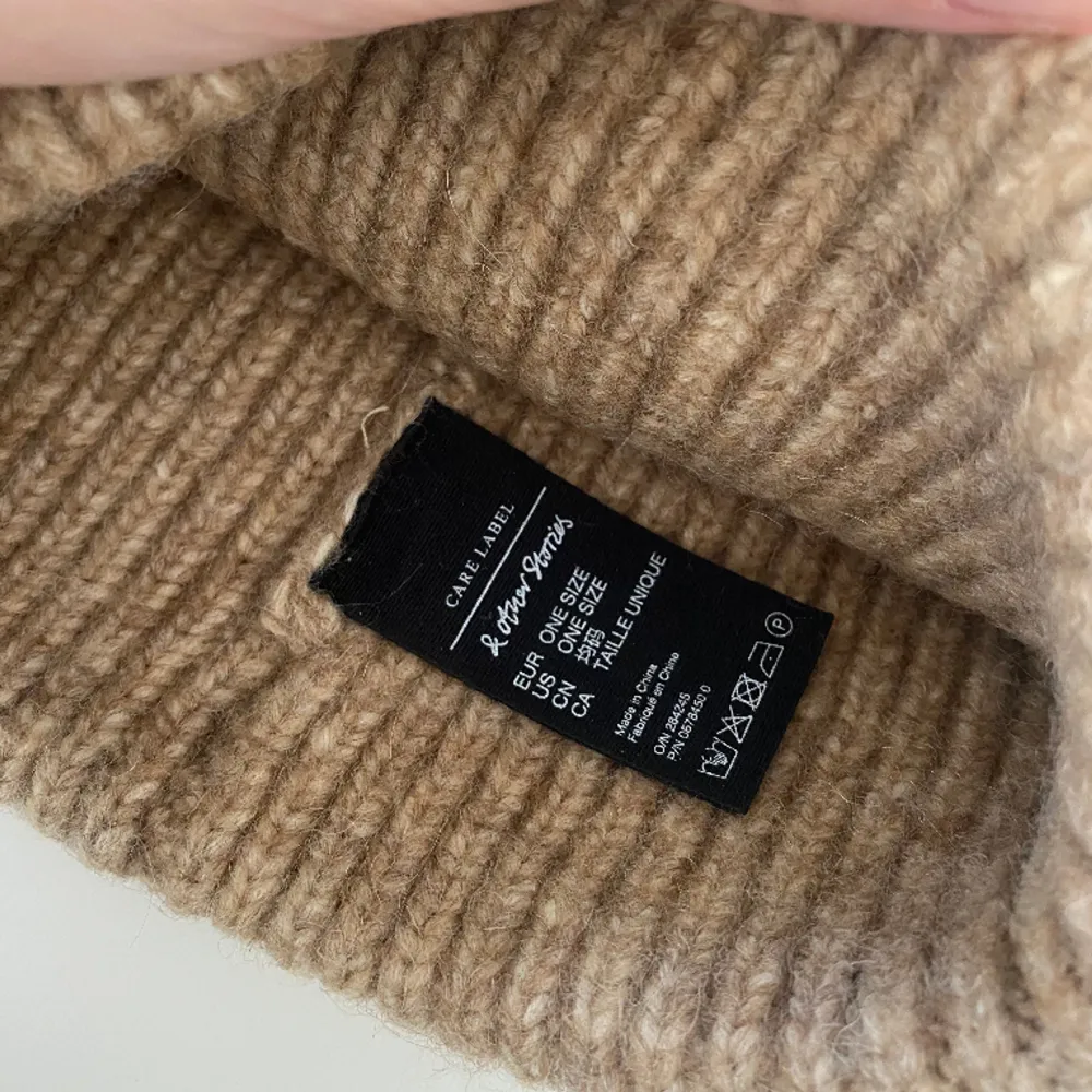 Aldrig använd! Materialet är mohair och ull och den är från & other stories! . Övrigt.