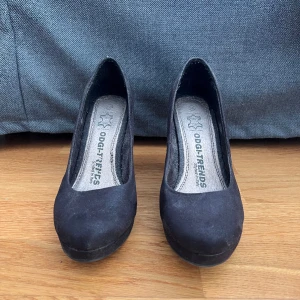 Skimriga pumps - Skrotnings pumps i äkta skinn. 