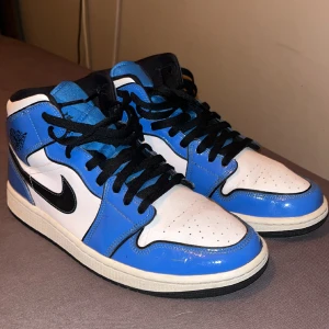 Jordan Air 1 Mid signal blie - Storlek 44. Användna men i bra skick.   Möts upp i Stocholm 👍🏻