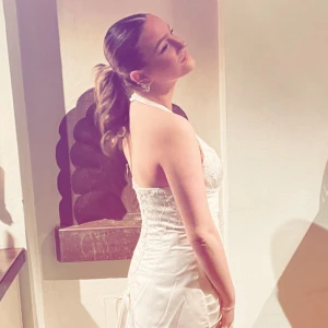 Balklänning  - Säljer nu min jättefina vita balklänning. Klänningen har enbart använts en gång vid förra årets vinterbal. Inga defekter eller fläckar. Toppen skick, hör av dig vid intresse så skickar jag fler bilder. Pris går alltid att diskutera!💋