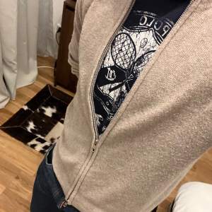 Riktigt skön full zip cashmere tröja från soft goat  Storlek S 100% cashmere  Inga skador  Dubble zip Fler bilder eller funderingar? Hör av er i dm! 👊🏼