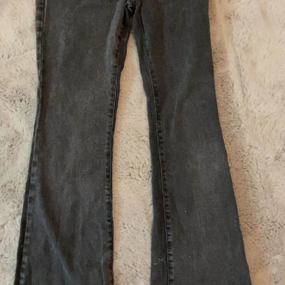 säljer dessa  jeans! de fick ett hål ungefär vid bakfickan men har sytt igen det så inget man tänker på särskilt mycket! de är storlek 36 från Gina Tricot. köpte för 500kr och säljer för 200kr pris kan diskuteras💞. Jeans & Byxor.