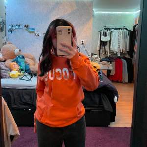 Orange hoodie med luva och tryck, använd fåtal gånger🧡   Tvätt: 40 grader Material: 85% bomull 15% polyester 