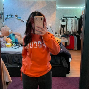 Orange hoodie m tryck - Orange hoodie med luva och tryck, använd fåtal gånger🧡   Tvätt: 40 grader Material: 85% bomull 15% polyester 