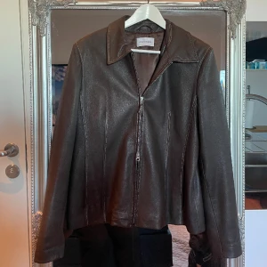 Vintage läder jacka - Vintage jacka i äkta läder från Joseph Janard. Passar st S och M beroende på hur man vill ha den.  Skriv privat för fler bilder