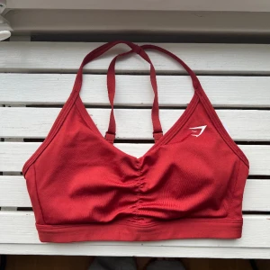 Gymshark scrunch sport bh - Supersnygg sport bh från Gymshark, tyvärr har den inte kommit till användning så mycket som jag hoppades så det är dags för den att hitta ett nytt hem. Använd vid två tillfällen, nyskick! 🥰💘 pris kan diskuteras vid snabb affär! 