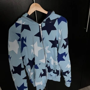 Bapesta full zip hoodie size S - Använd ungefär 2 gånger men i nyskick, köpt på vestarie collective, storlek S sitter ganska normal lite oversized.