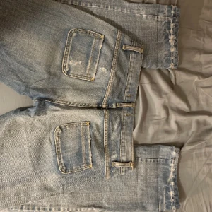 LÅNADE BILDER!!!! - Jättefina lågmidjade raka slitna jeans❤️ säljer pga har flera liknande! Midjemått 39 rakt över, innerbenslängd 84cm, hon på bilden är 170 lång😋inte mina bilder!!’